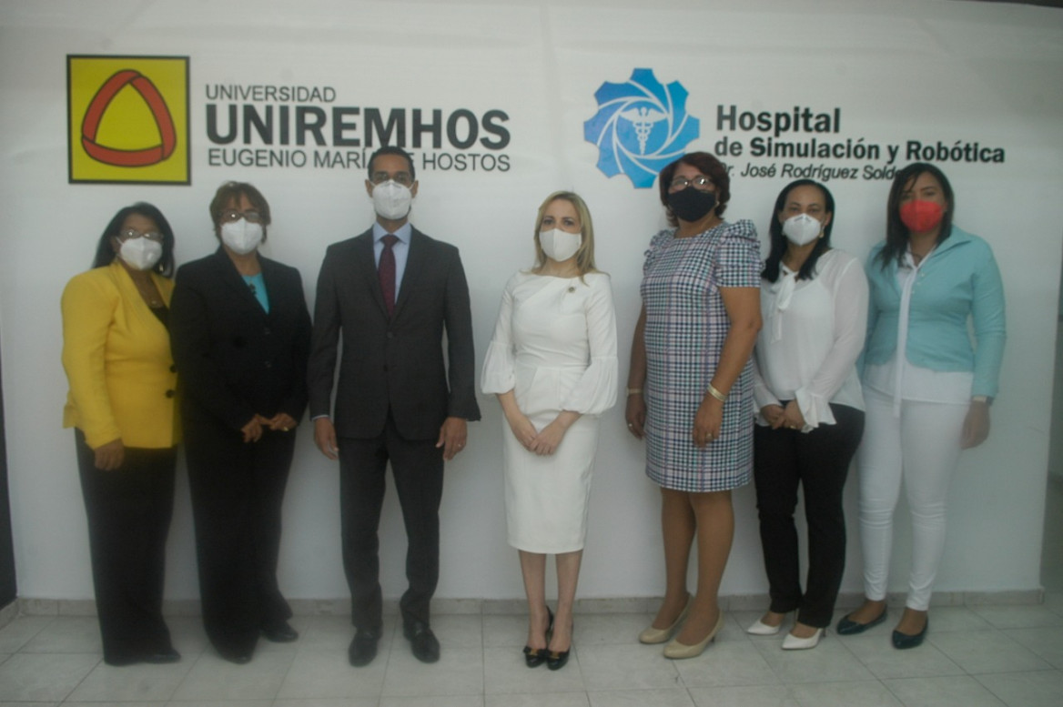 Al centro el Dr. Wady Ramírez, Rector de UNIREMHOS y la Dra. Dhamelisse Then Vanderhorst, Directora General del Hospital Pediátrico Hugo Mendoza, junto a integrantes de los equipos de ambas instituc